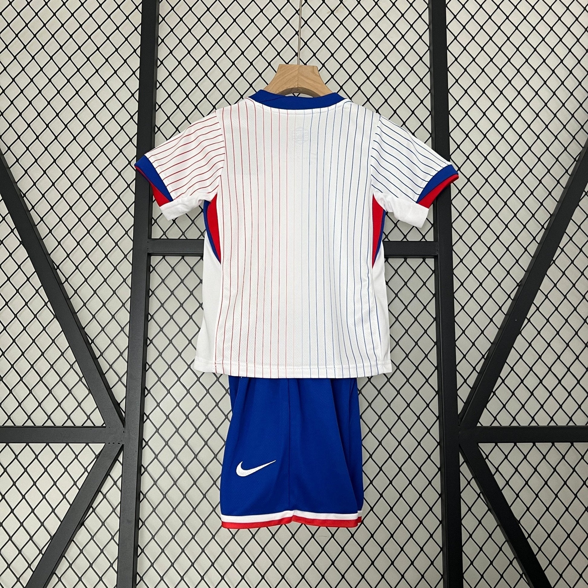 France 24-25 Kit Extérieur EURO (KIDS) - StrikeKit